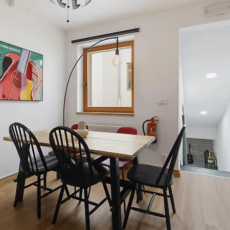 2 Near The Main Train Station Apartment *
