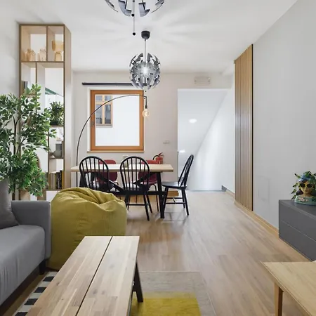 2 Near The Main Train Station Apartment *